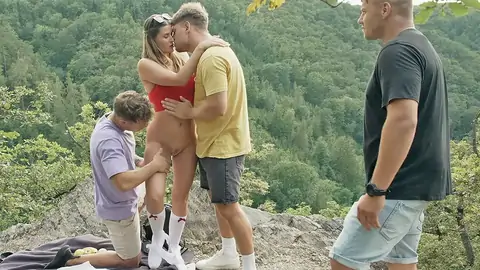 Cheating sees his gf smooching 2 strangers